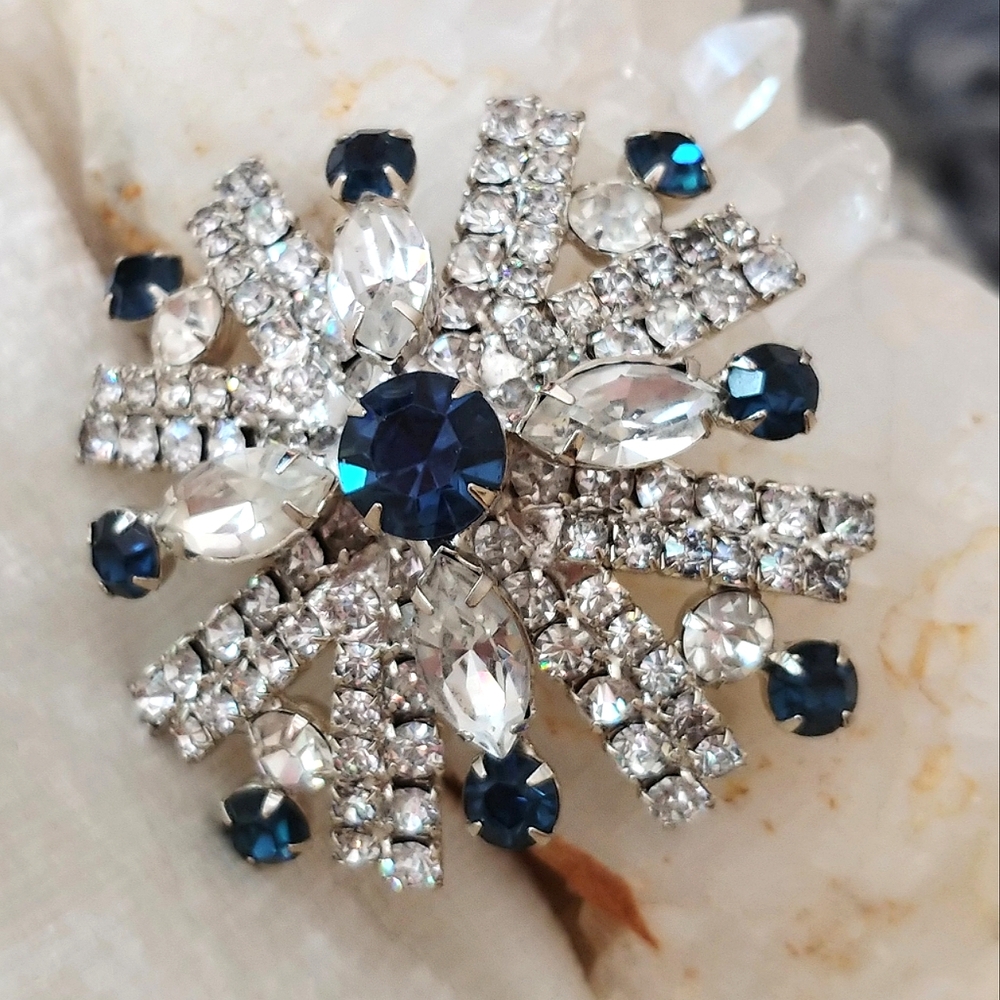 Dazzling Large Vintage High-End Rhinestone Snowflake Starburst Brooch Pin